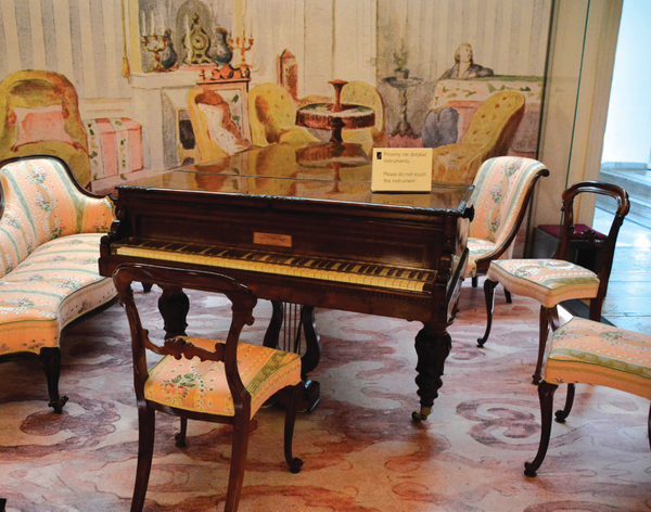쇼팽의 마지막 피아노 : 쇼팽이 1848년부터 1849년 사망할 때까지 사용한 피아노. 프랑스의 유명 피아노 제작자이자 쇼팽의 후원자였던 플레이엘이 만들었다. 폴란드 바르샤바의 쇼팽 박물관이 소장하고 있다.