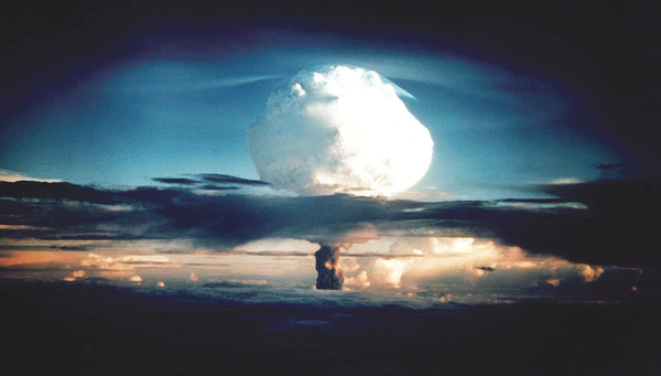 ▲1952년에 있었던 최초의 수소폭탄 실험의 위력.