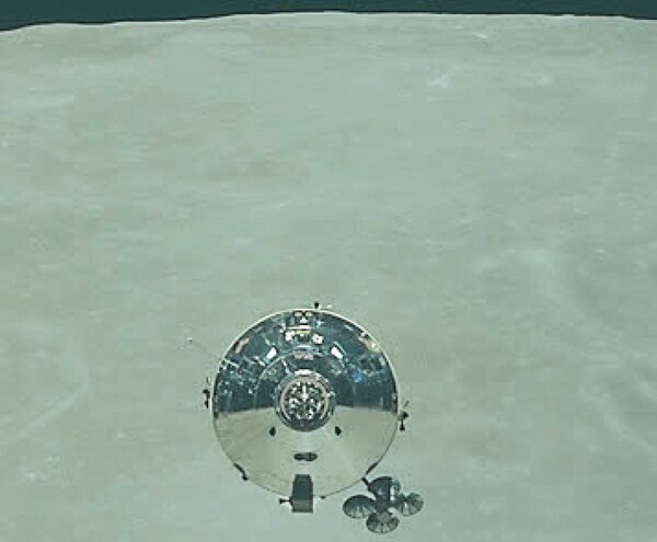 달 주변을 도는 아폴로 우주선