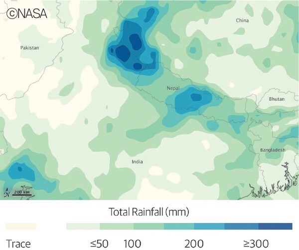 NASA 위성으로 측정한 강우량지도. 2013년 6월1 4~20일 인도와 주변 나라들에 내린 비의 양을 측정한 것으로, 300mm 이상 비가 내린지역(인도북부)은 짙은 파란색으로 표시되어 있다.