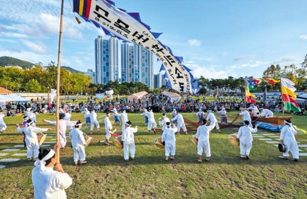 가을의 생명력과 먹거리가 있는 축제 속으로